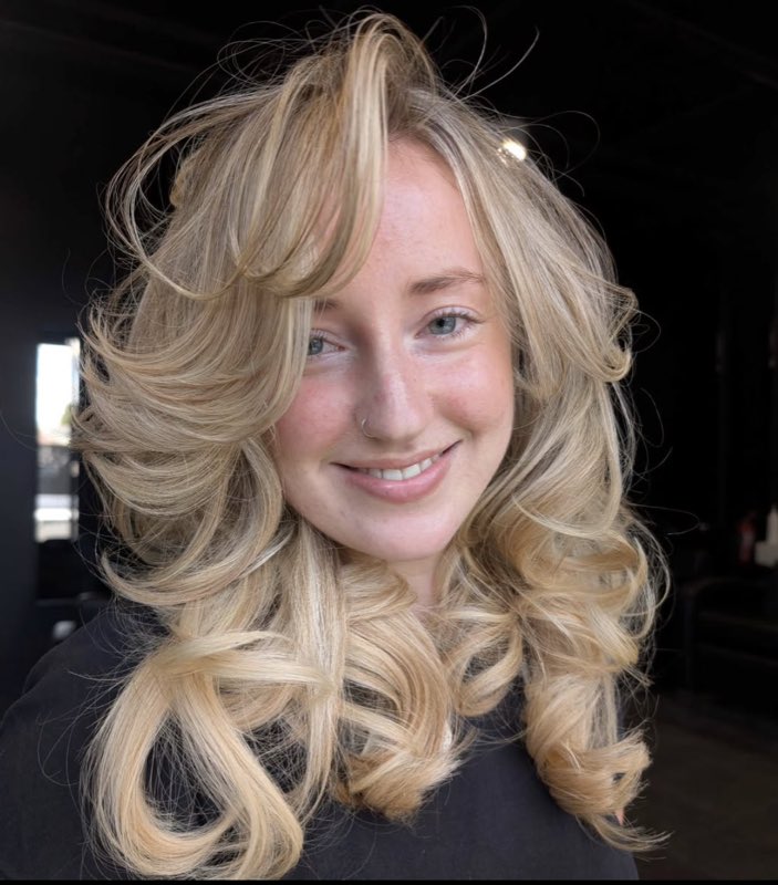 Bright dimensional blonde with a voluminous curled blow-dry